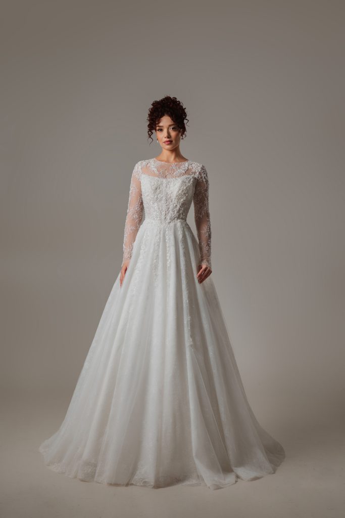 Minimal sade gelinlikte mikado kumaş ve net kalıp detayı