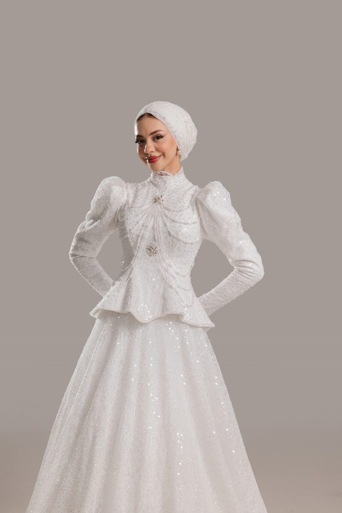 Minimal sade gelinlikte mikado kumaş ve net kalıp detayı