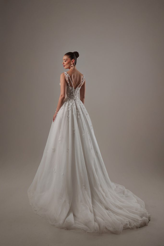 Otel balo salonunda saten ve dantel detaylı ihtişamlı gelinlik görünümü